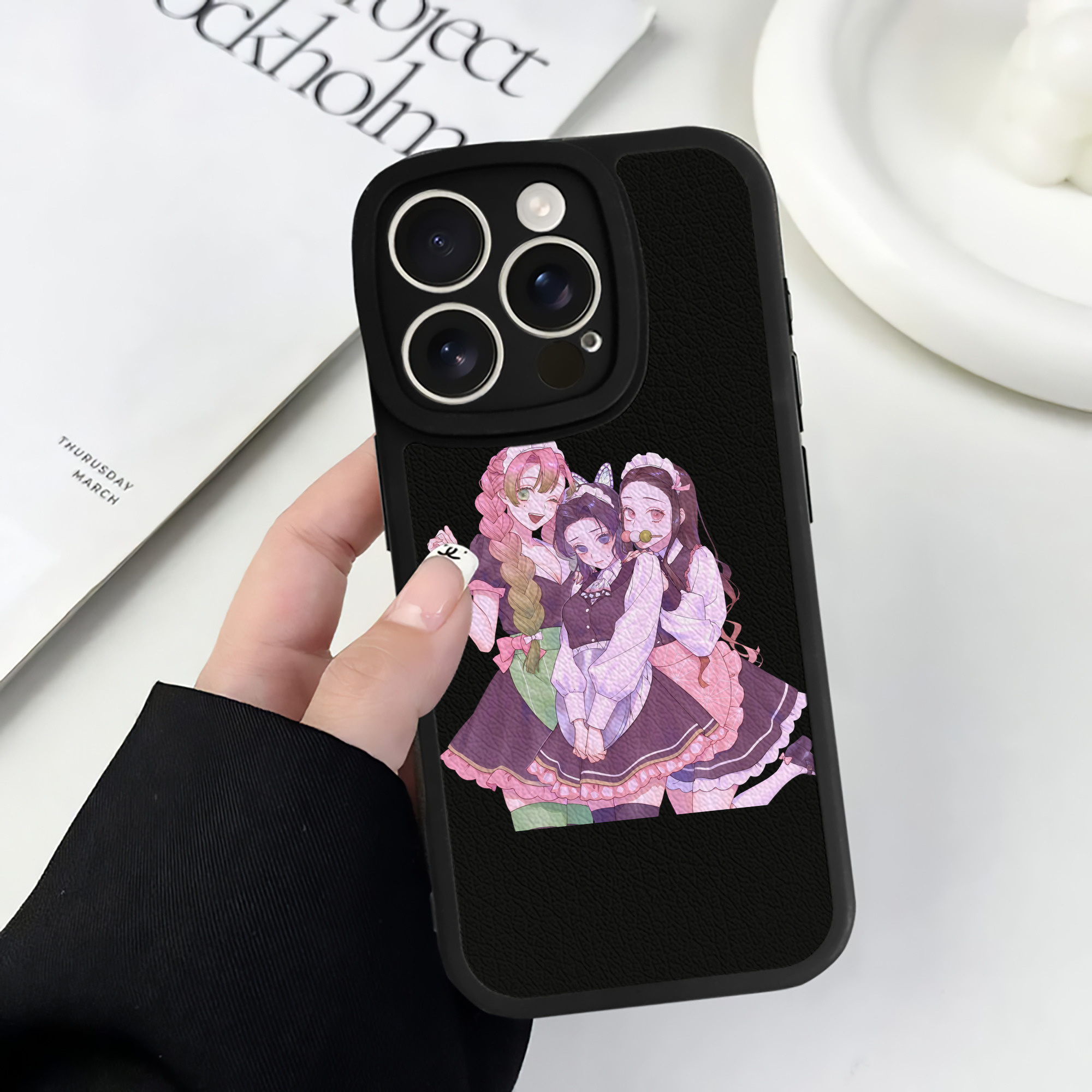 （画像用） 鬼滅の刃（きめつのやいば）蟲柱-胡蝶 しのぶ／こちょう しのぶ Kochou Shinobu 【iPhone 16シリーズ対応】シリコンスマホケース（レザー調） 材質：シリコン